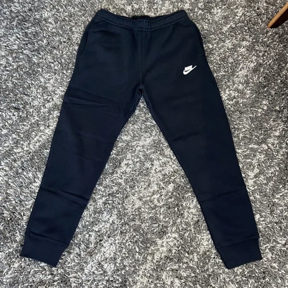 New NIKE Sportswear Standard Fit Tapered Leg Club Fleece Joggers - Picture 2 of 16